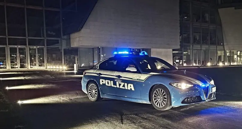 Fermato dalla Polizia in centro con la droga e una scacciacani senza tappo rosso: denunciato
