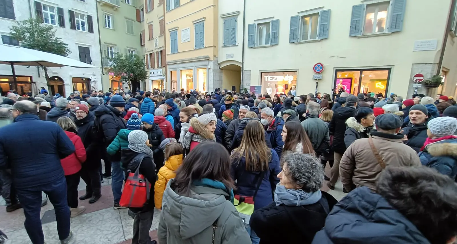 Gli uomini in piazza al fianco delle donne: «Assumiamoci ora la responsabilità di contrastare il patriarcato»