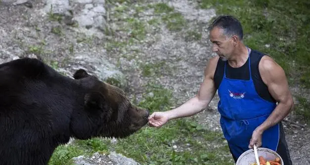 Un nuovo acero in memoria di Iob. Abbraccio di colleghi e comunità