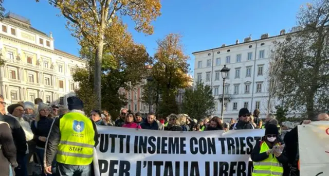 No Green pass: migliaia di persone a corteo Trieste