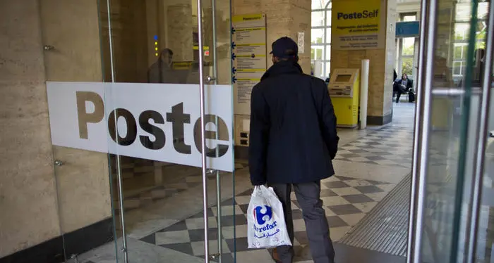 Green pass obbligatorio anche per ritirare la pensione alle Poste: la nuova ordinanza di Draghi