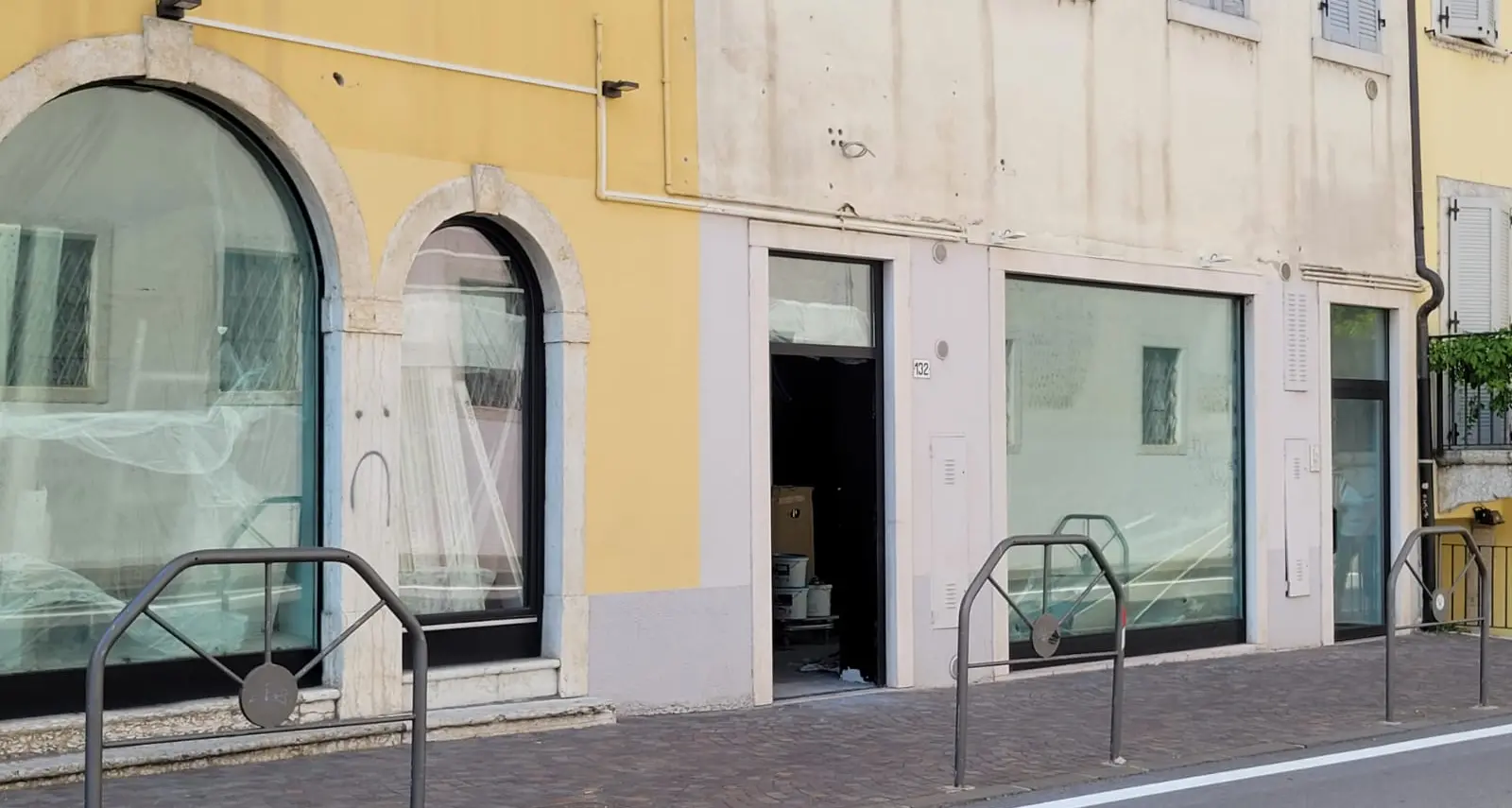 Chiude Healthy Color di Sfera Ebbasta, un anno fa la folla all’inaugurazione. I titolari: “Ora food truck con poke trentine”