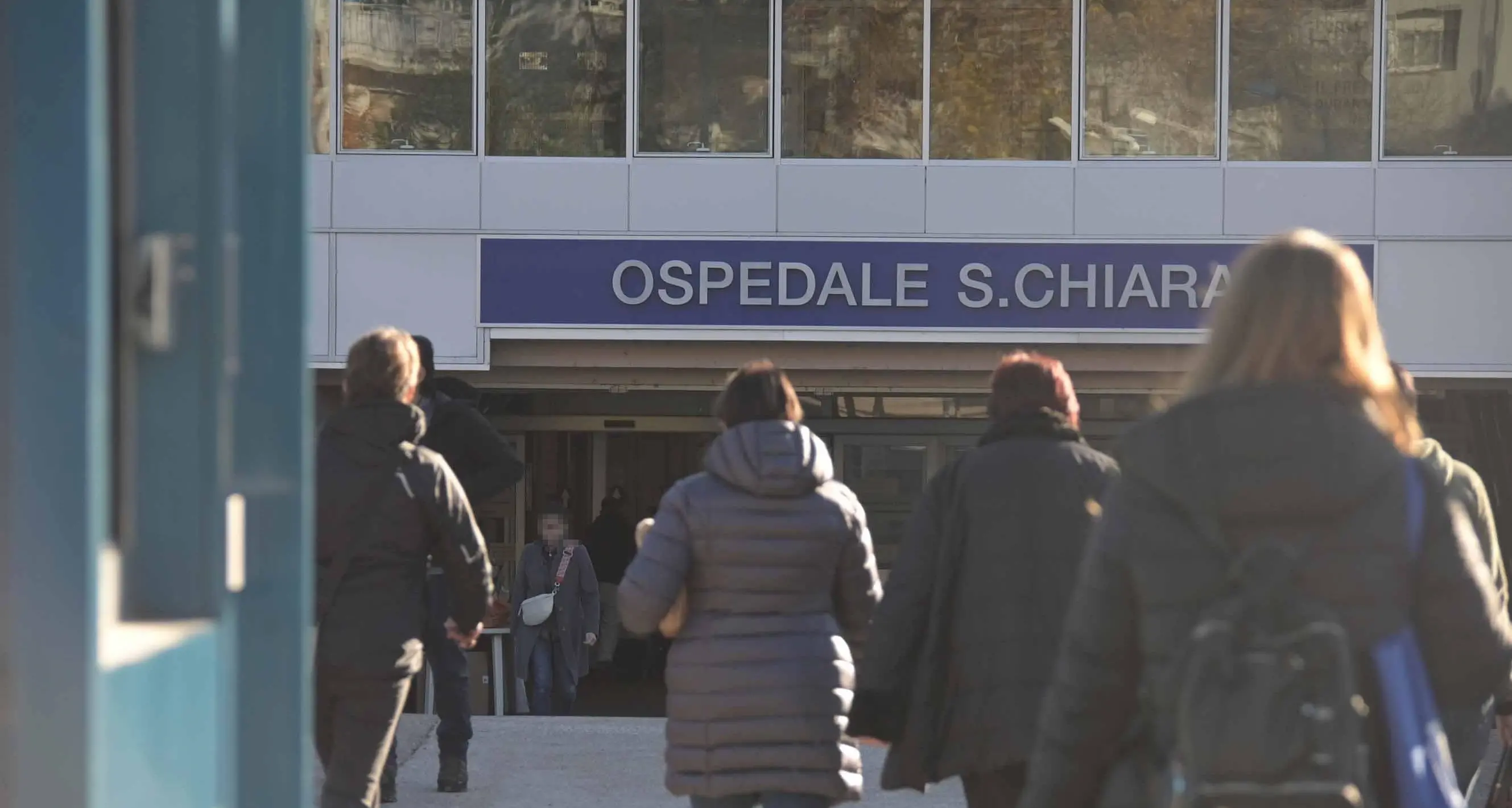Cerca di violentare una giovane tirocinante dell'ospedale, extracomunitario bloccato e arrestato