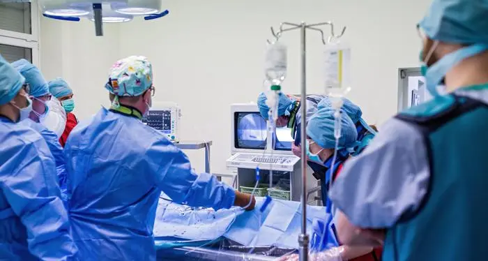 Fingeva di impiantare pacemaker ma era in vacanza a Campiglio: chirurgo arrestato