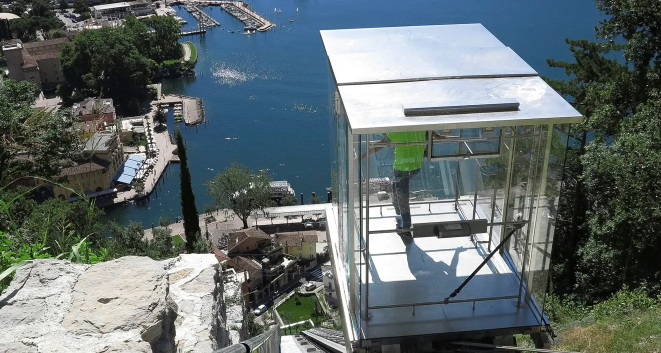 L’ascensore del Bastione, una meraviglia in riva al Garda, ma è fermo da sei mesi