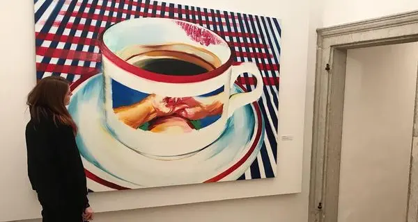 Artisti fotografati in studio, ed esposti con le loro opere