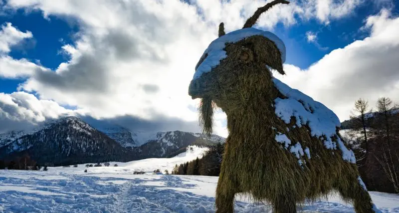 Dopo l’orso con la valigia, ecco la «capra gigante» delle Viote, nuova opera in legno e paglia di Franz Avancini