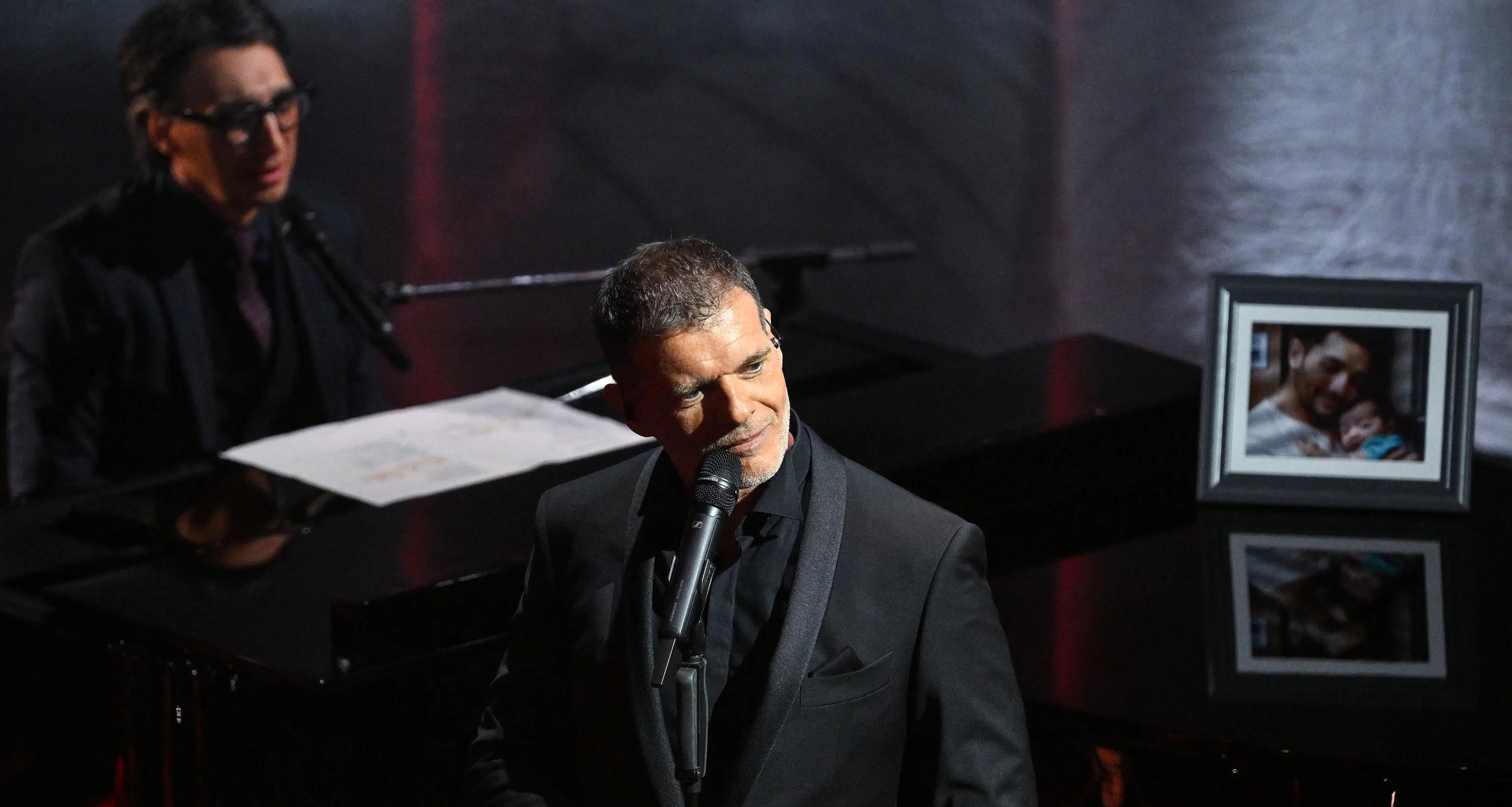 Sanremo, Jannacci e Massini portano sul palco le morti bianche, volti che diventano «musica nel vento»