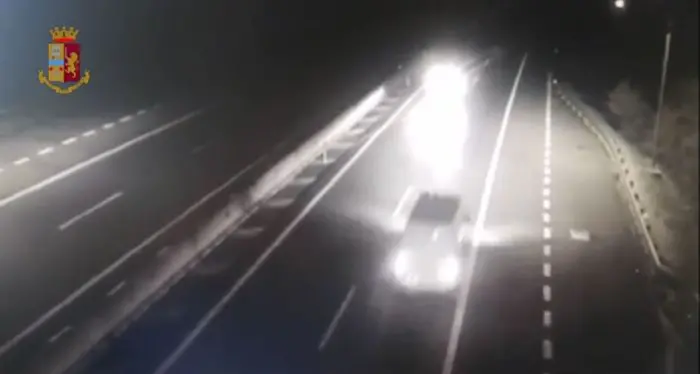 Guida per 10 chilometri contromano in autostrada: era completamente ubriaco