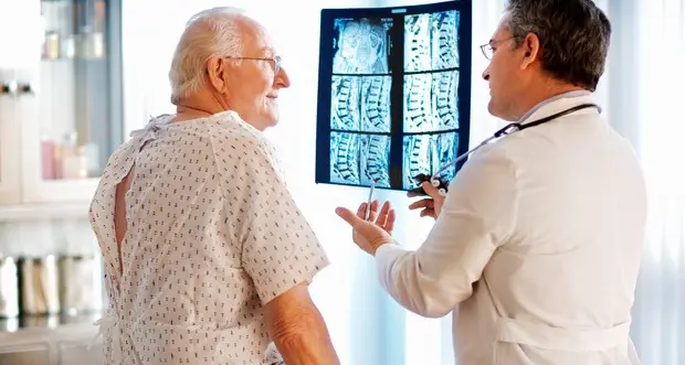 Il racconto di un medico ortopedico, ex dipendente dell'Apss: «Ecco perché faccio il gettonista»