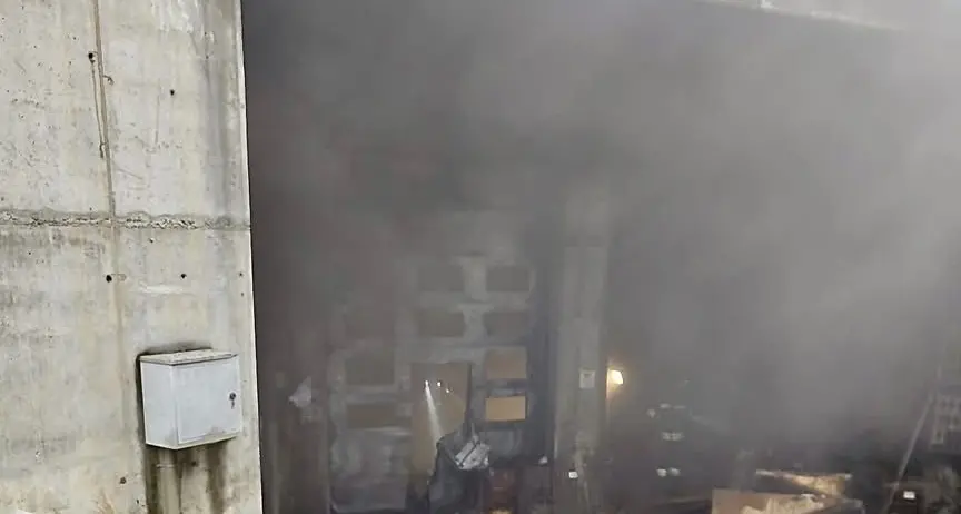 Tonadico, principio di incendio nel capannone, i vigili del fuoco di Primiero sventano il rogo