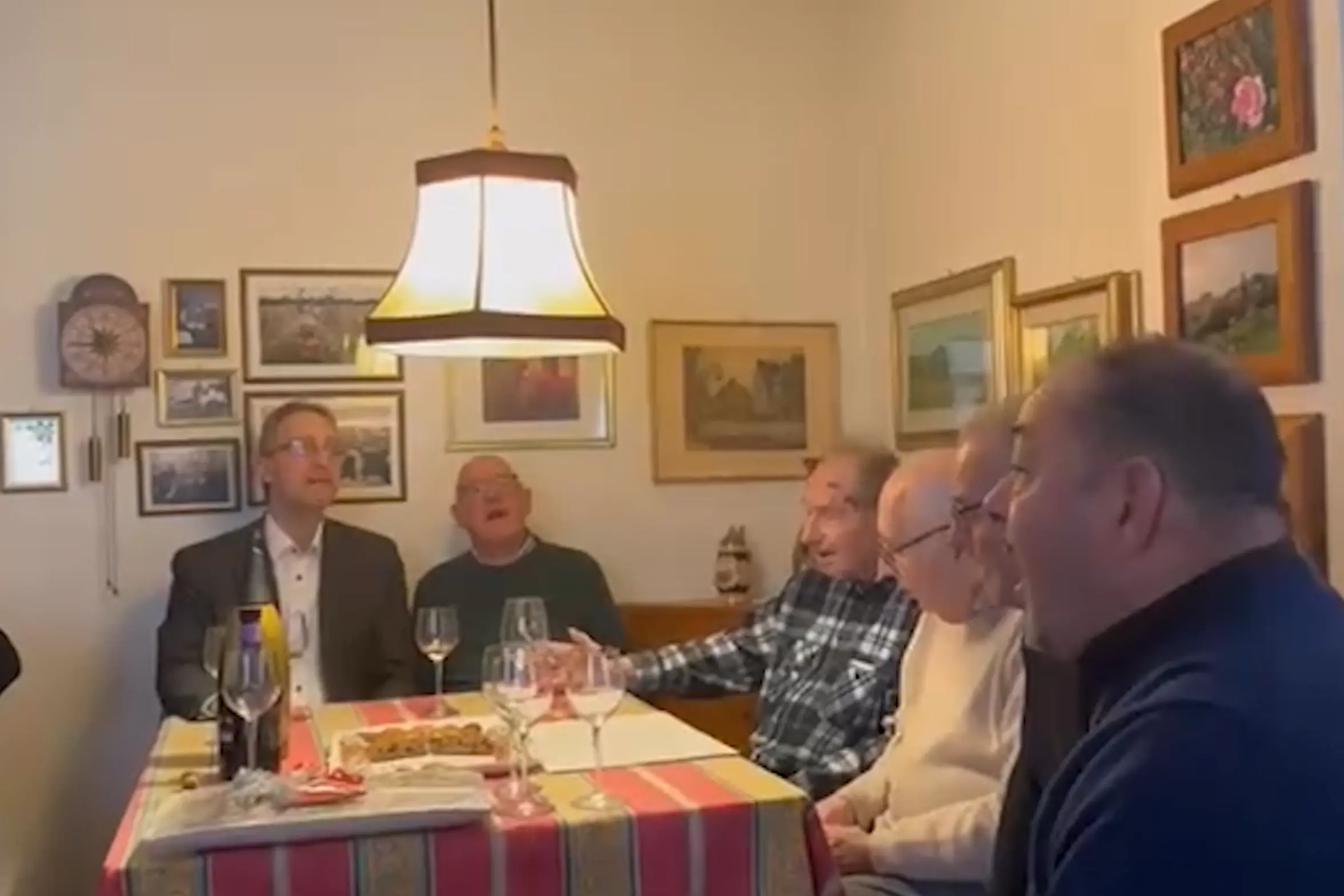 Il coro della Sat festeggia... cantando i 100 anni di Lino Zanotelli