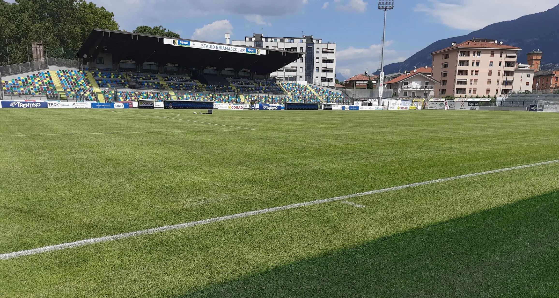 Nuovo manto erboso per lo stadio Briamasco: la tribuna Mayr sarà presto coperta