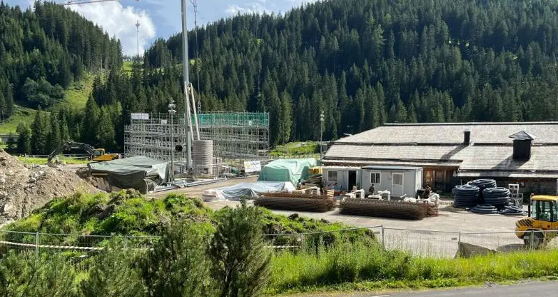 Malga Zangola, nuovo apres ski bar, Italia Nostra contesta: «Scempio paesaggistico, fotograferemo tutto»