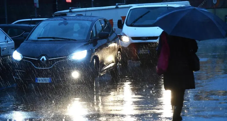 Temporali, vento forte e possibili criticità idrogeologiche, emesso un avviso di allerta gialla: le previsioni