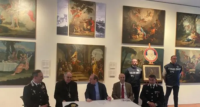 Restituito un dipinto su cuoio del ‘600 rubato alla chiesa di Tesero: l’opera scomparsa tra gli anni ‘40 e ‘70