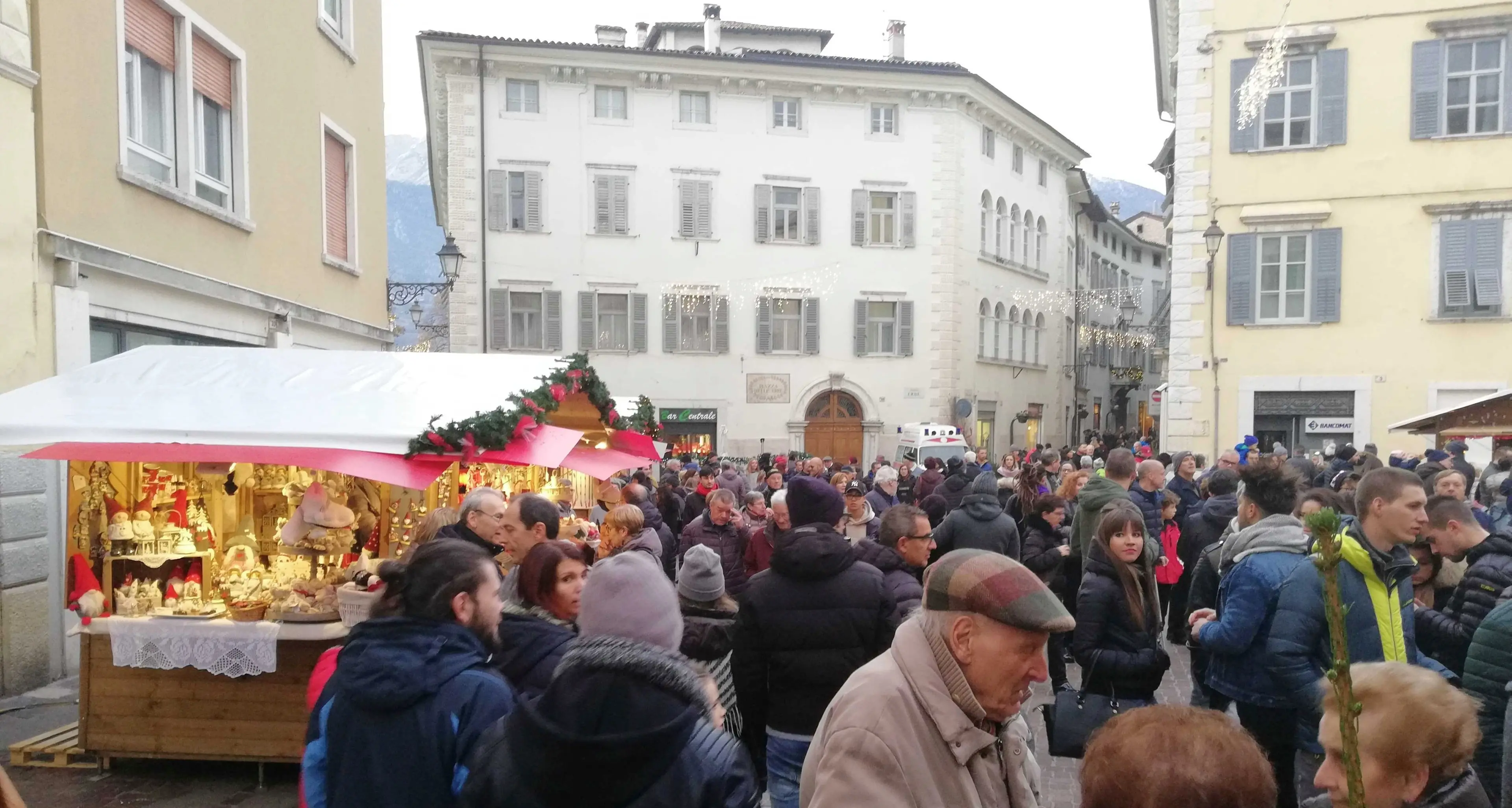 Mercatini di Natale, a Trento green pass e braccialetto, a Rovereto via libera a tutti: «Non è previsto»