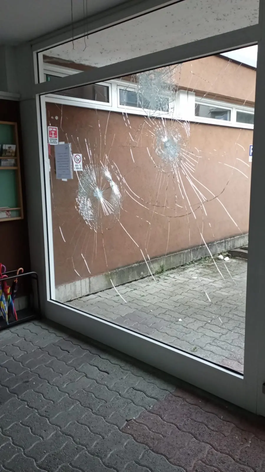 Lavis, rotto a sassate il vetro della scuola materna: caccia ai responsabili
