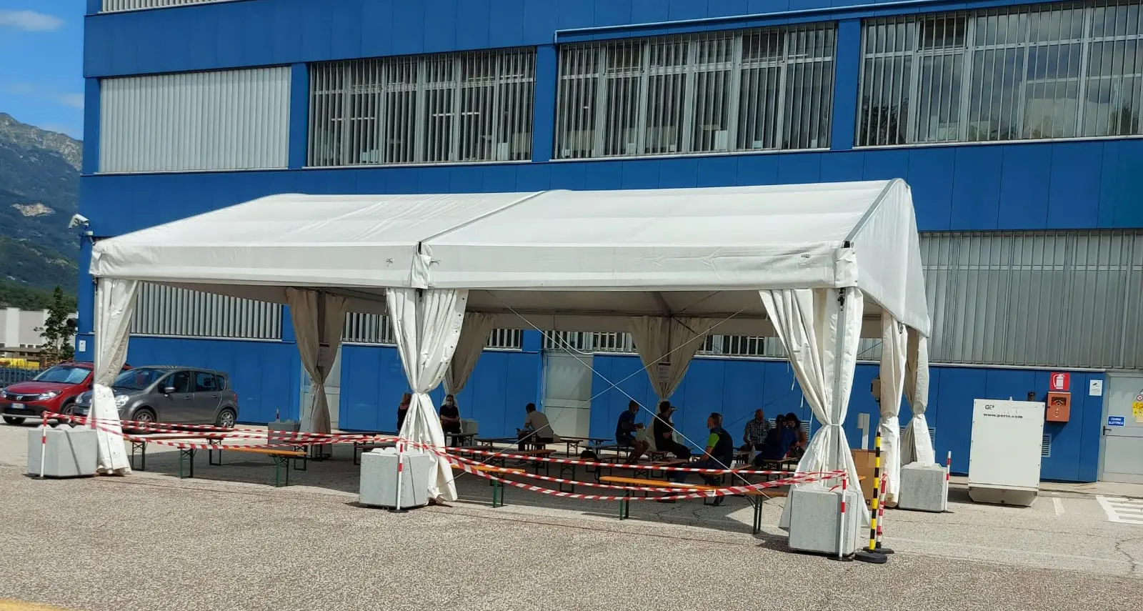 Senza Green Pass niente mensa, e fuori dalle fabbriche si mangia nei piazzali o sotto tettoie