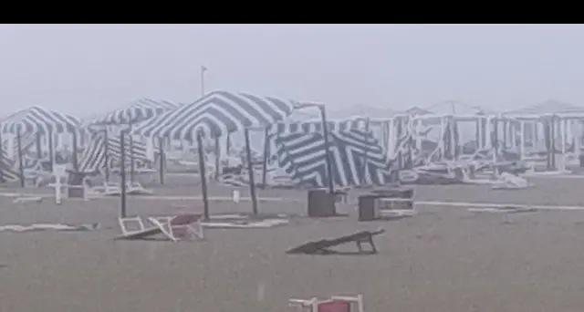 Maltempo, decine di stabilimenti balneari danneggiati in Versilia