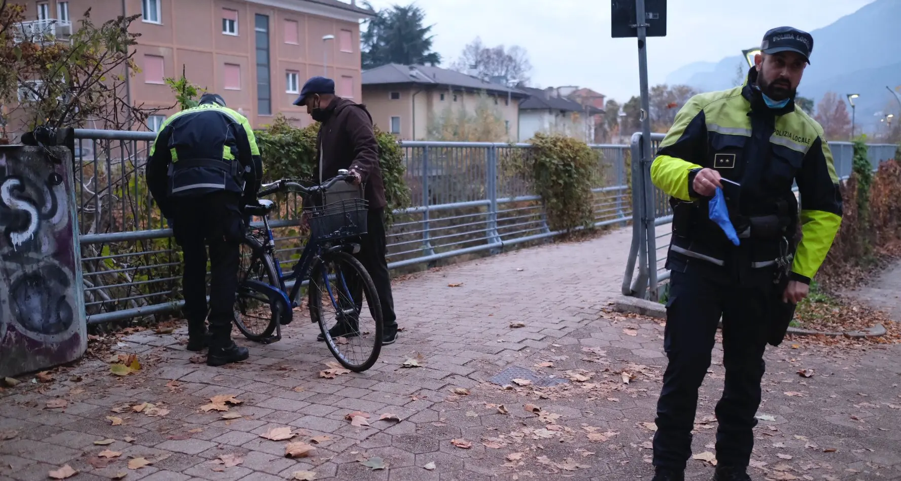 Lungofersina, scontro frontale fra due biciclette nel sottopassaggio della ferrovia