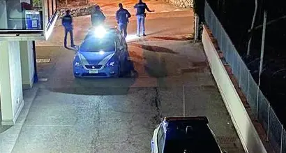 Lo strano furto di Cadine: scassinato il supermercato, ma portano via solo vino