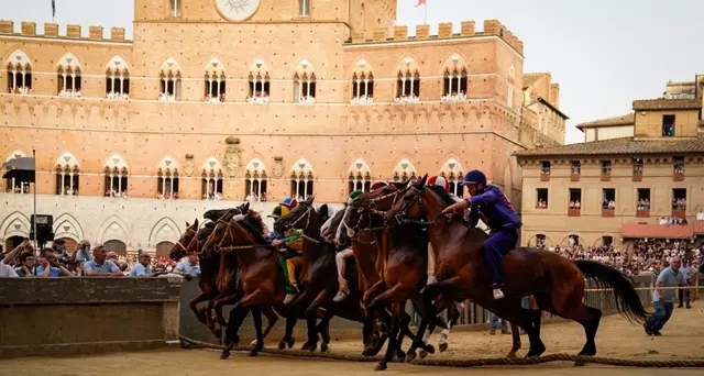Palio di Siena: Nicchio vince la prima prova