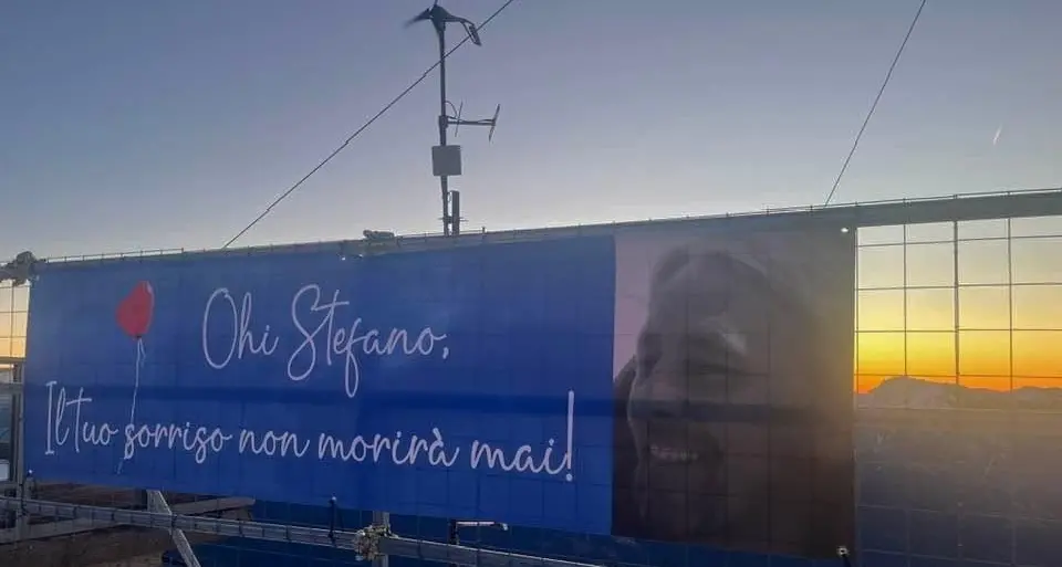 In ricordo di Stefano Faes, giovane imprenditore morto, uno striscione degli amici sul Palon