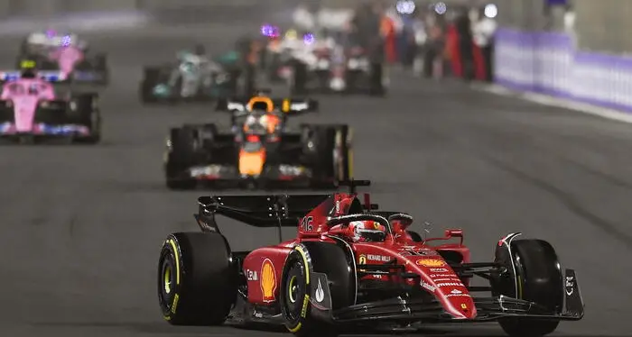 Vince Verstappen, Leclerc secondo e Sainz terzo: spettacolo Ferrari in Arabia