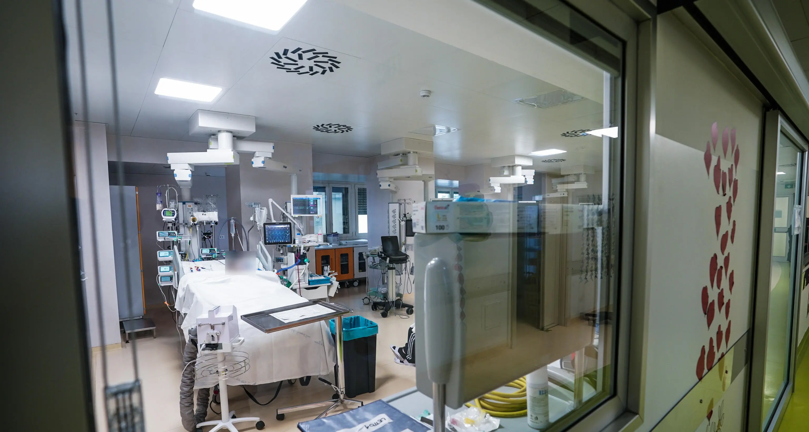 Covid in Trentino: tre morti in 24 ore, le classi scolastiche in quarantena sono 326, aumentano ancora i ricoveri