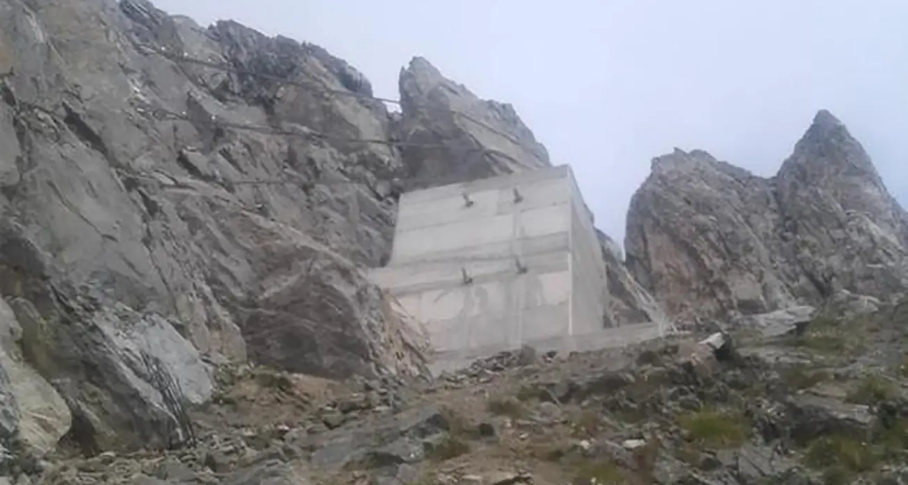 Cemento sulla ferrata Bepi Zac, la Sat centrale: «Riconosciamo l’invasività, ma prima di tutto c’è un problema di sicurezza»