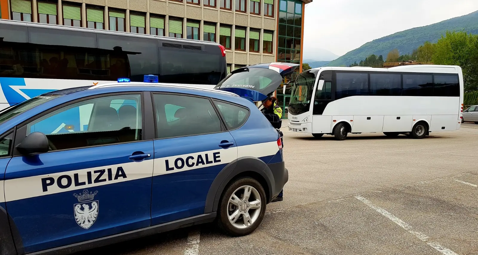 Controlli sugli autobus usati per le gite scolastiche, il titolare di una azienda di trasporti trentina nei guai