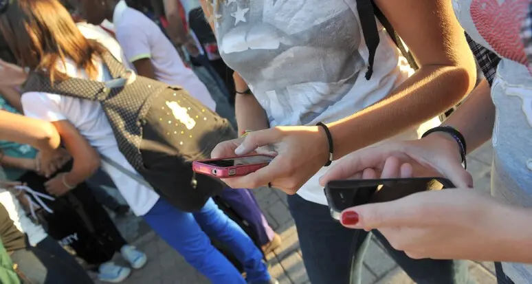 Foto pedopornografiche nella chat tra amici: il 15enne ammette, per lui percorso di recupero