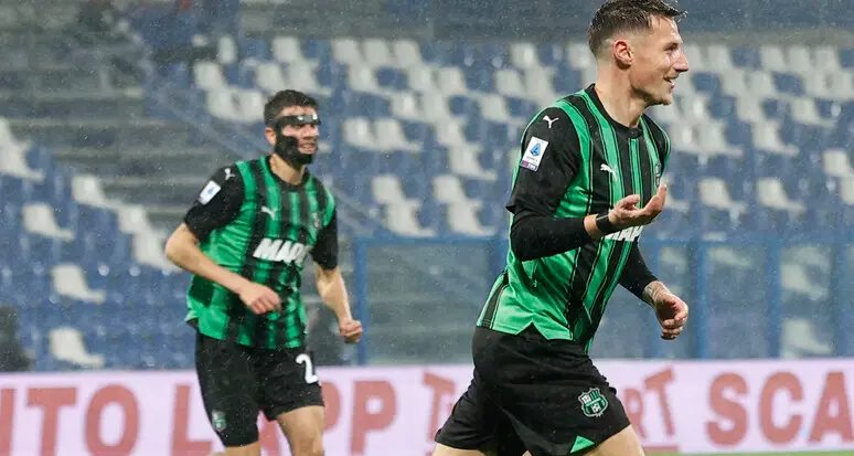 Festini con le escort: tra i calciatori spunta anche il nome di Pinamonti