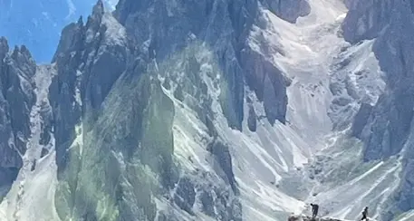 Con il parapendio contro le rocce delle Tre Cime, salvato. Due alpinisti in vetta gli hanno lanciato le corde perché si assicurasse