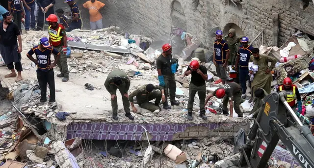 Pakistan: almeno otto morti nel crollo di un edificio a Karachi