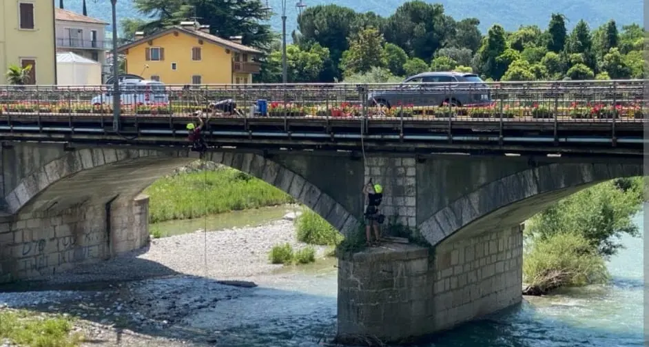 Arco: si monta la passerella ciclopedonale, il ponte a senso unico da mercoledì