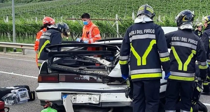 Violento tamponamento a Lavis, persona estratta da un’auto con le pinze idrauliche