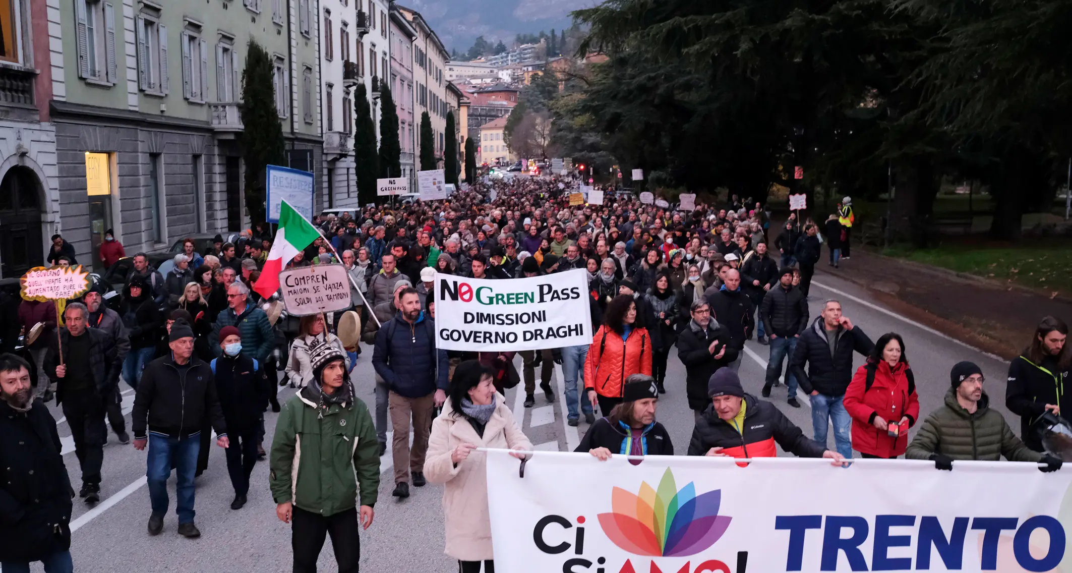 Il corteo non autorizzato dei no-pass blocca Trento, l’ira del sindaco Ianeselli
