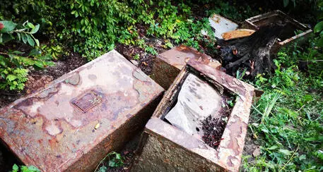 In un canale in secca vecchie casseforti, forse della Mala del Brenta