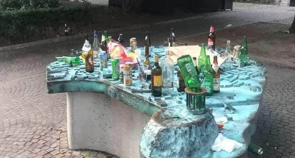 Devastato in piazza d’Arogno il modello per far conoscere Trento ai non vedenti, scoppia l’indignazione