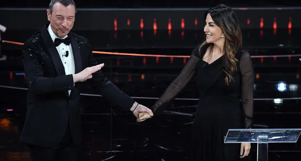 Sanremo, il fuorionda della Ferilli diventa un caso