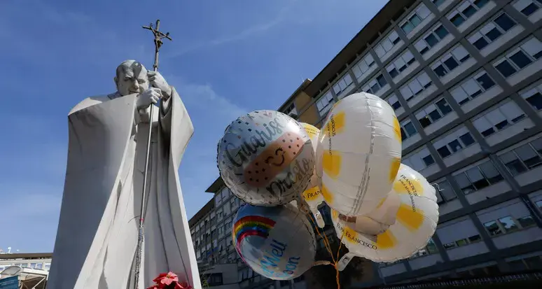 Il Papa: “Porto avanti cure e riposo, ringrazio i medici”