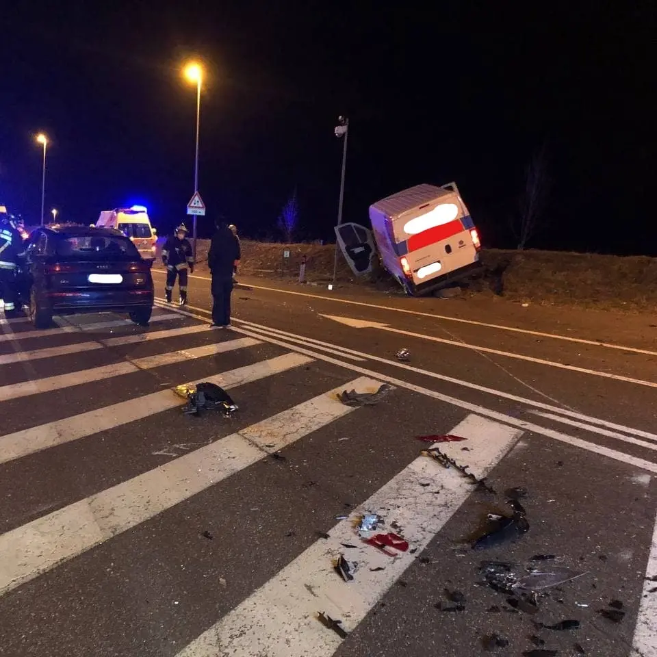 Spaventoso schianto nella notte a Mezzolombardo, tre mezzi coinvolti, sette feriti, un uomo in fin di vita