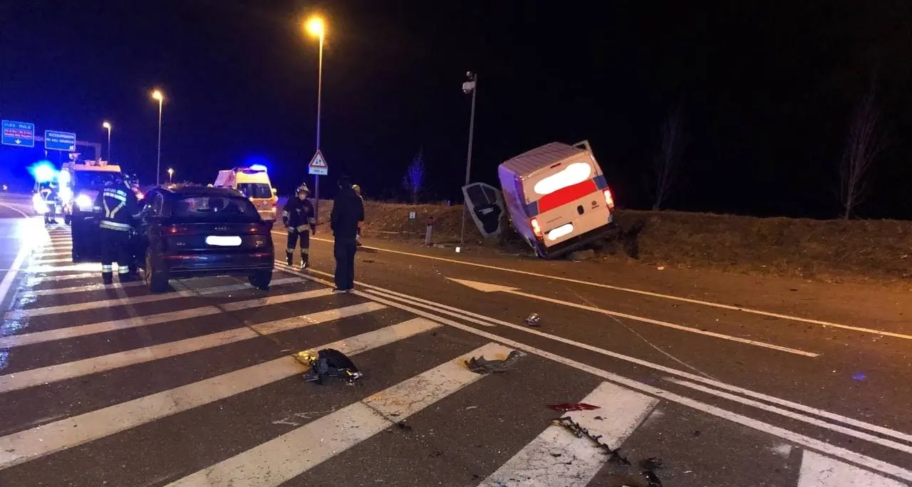 Spaventoso schianto nella notte a Mezzolombardo, tre mezzi coinvolti, sette feriti, un uomo in fin di vita
