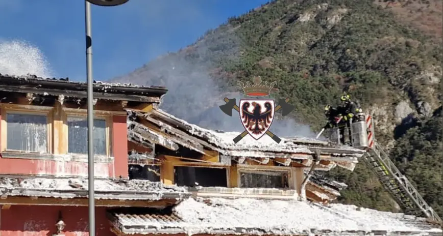 Incendio a Condino, canna fumaria di una villetta in fiamme: 70 vigili