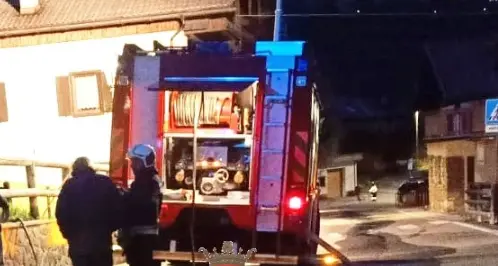Piné, in fiamme una legnaia nella notte, e l'incendio distrugge il tetto della casa vicina, due famiglie evacuate