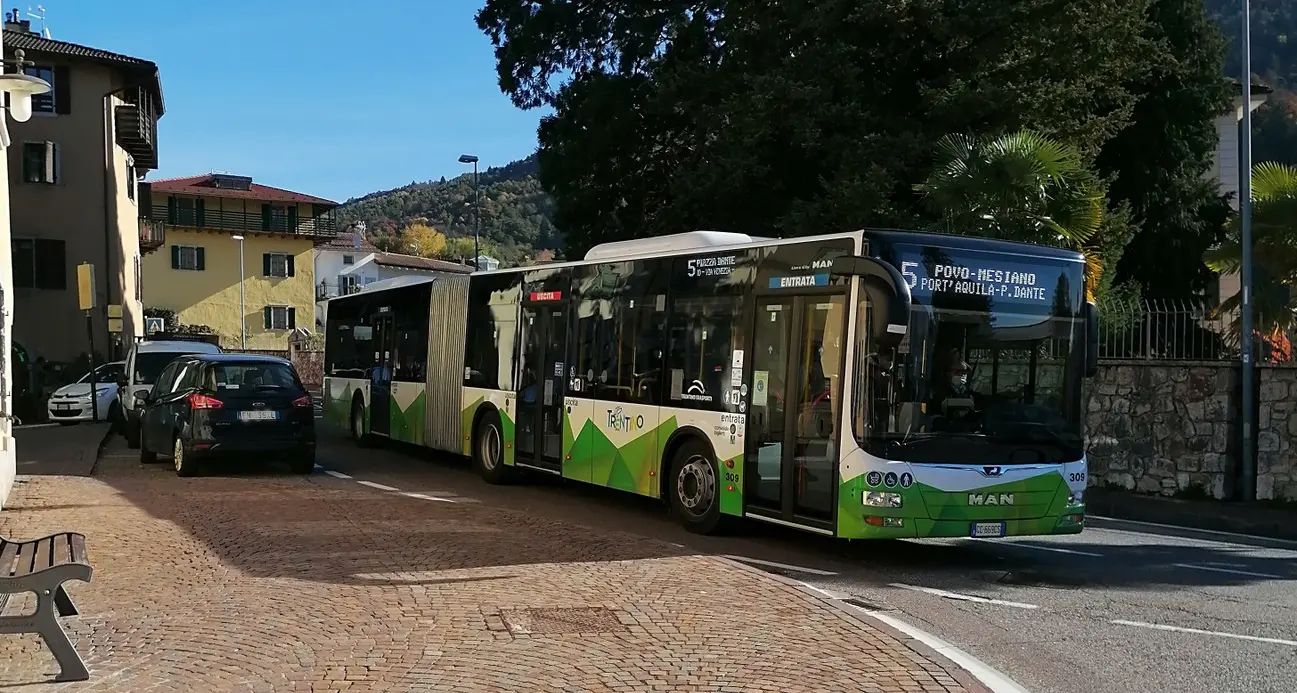 Povo: marito e moglie esasperati dal traffico, contano i veicoli davanti a casa per sedici ore, e il risultato è pazzesco