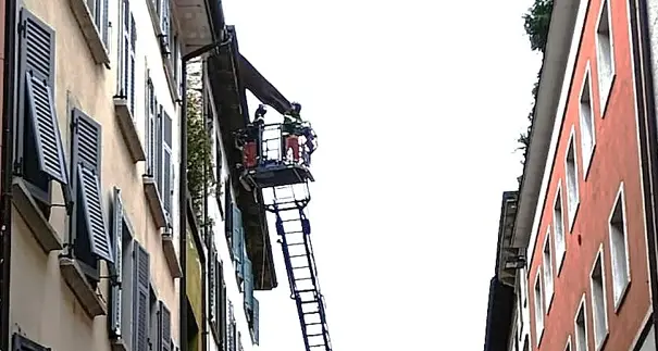 Ragazzo colpito da una tegola volata dal tetto per il forte vento