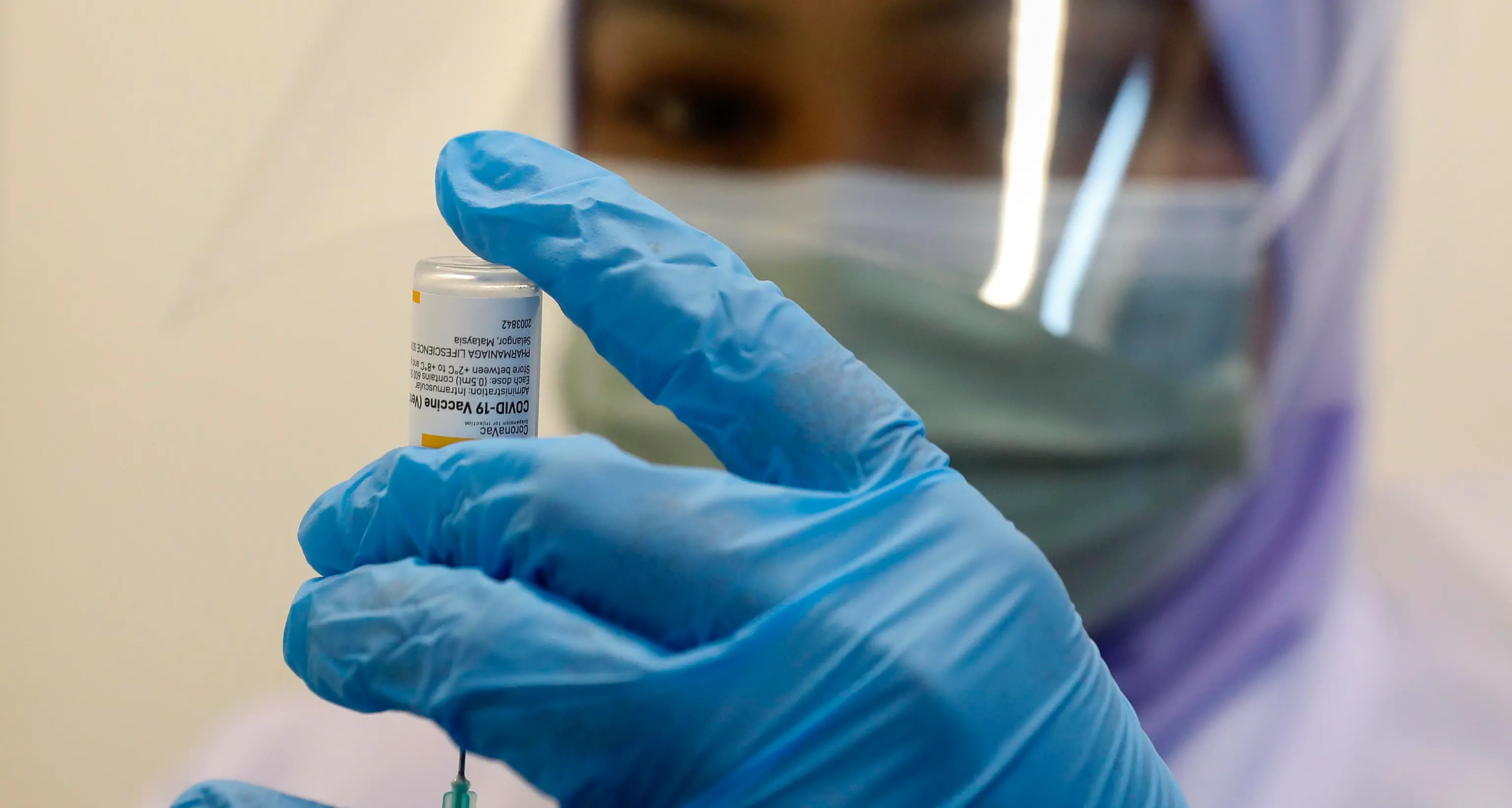 Da lunedì via alle prenotazioni dei vaccini per tutti, dai 12 anni in su (ma solo per i primi 20 mila)